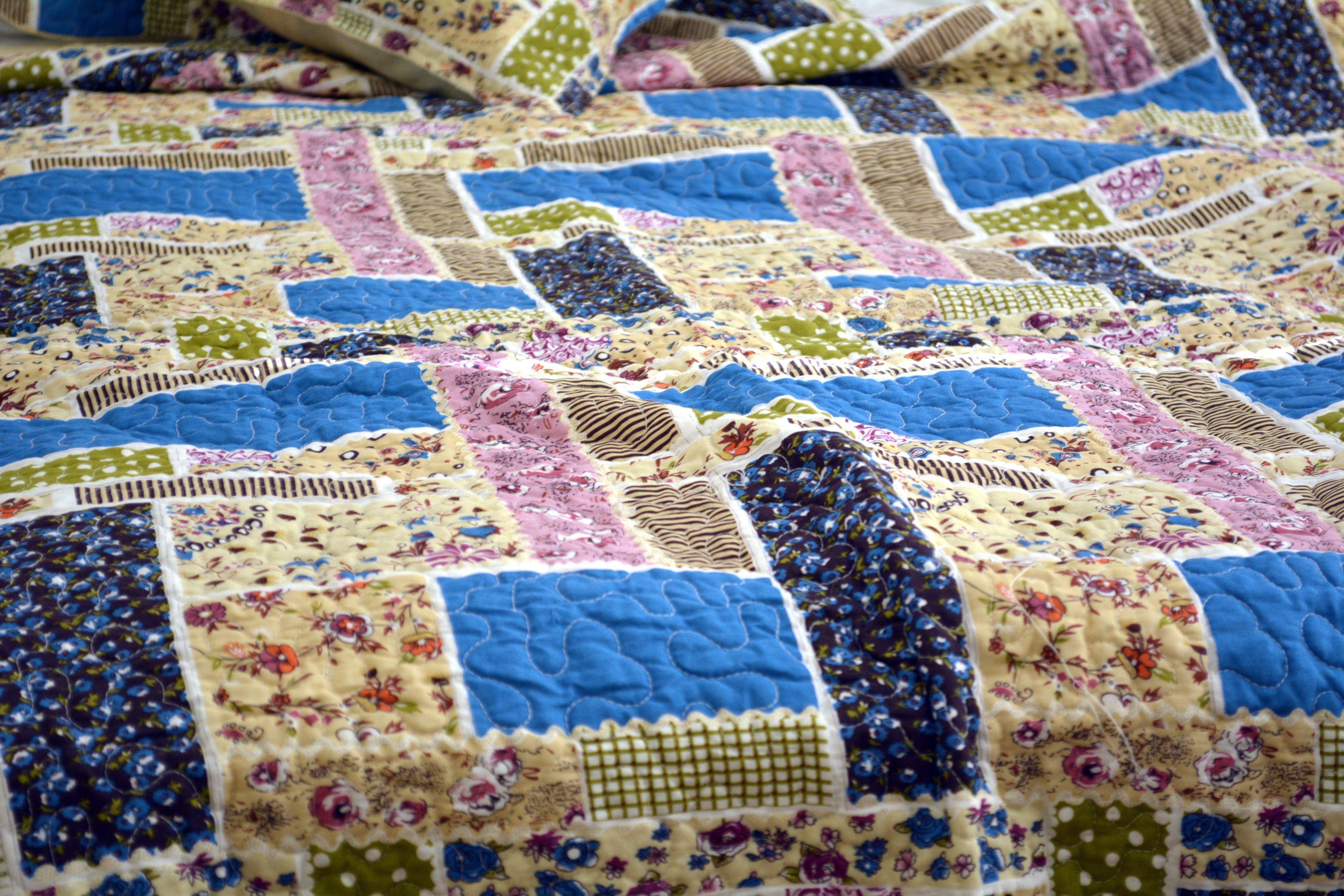 DaDa Bedding Cottage Blue Ivory Yellow Floral Scalloped Cotton Patchwork Quilted Bedspread Set (DXJ103269-1)
