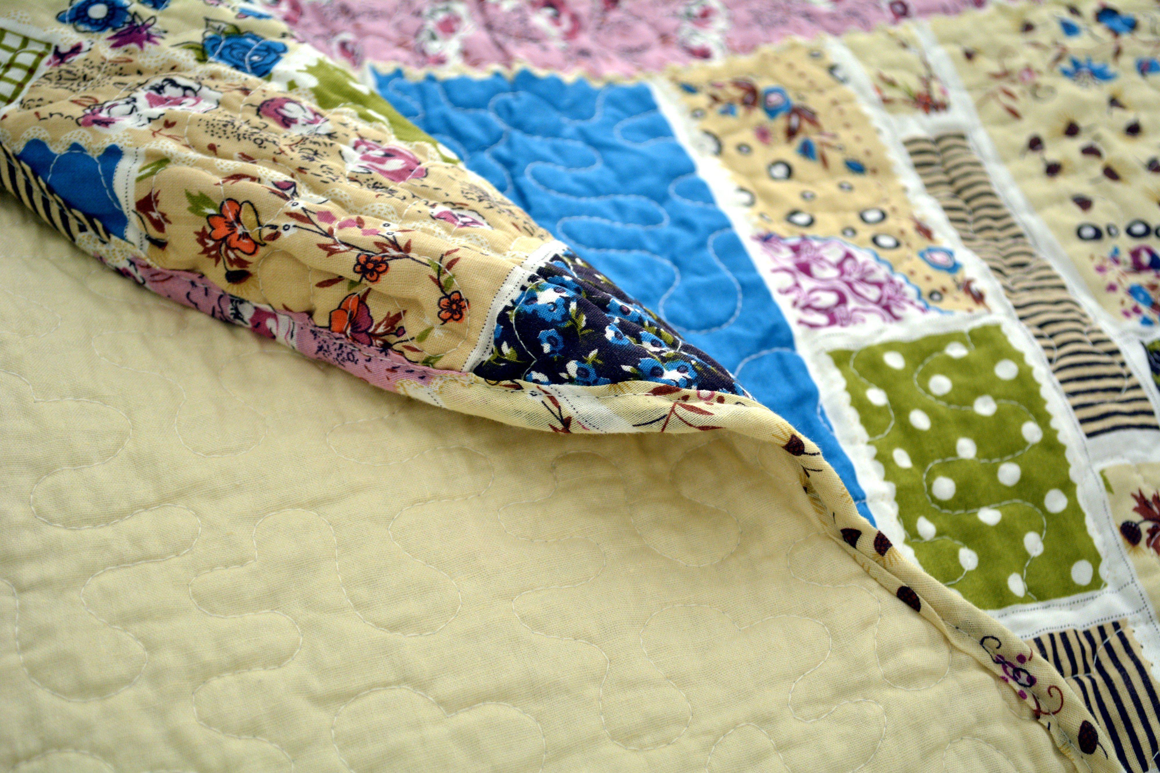 DaDa Bedding Cottage Blue Ivory Yellow Floral Scalloped Cotton Patchwork Quilted Bedspread Set (DXJ103269-1)