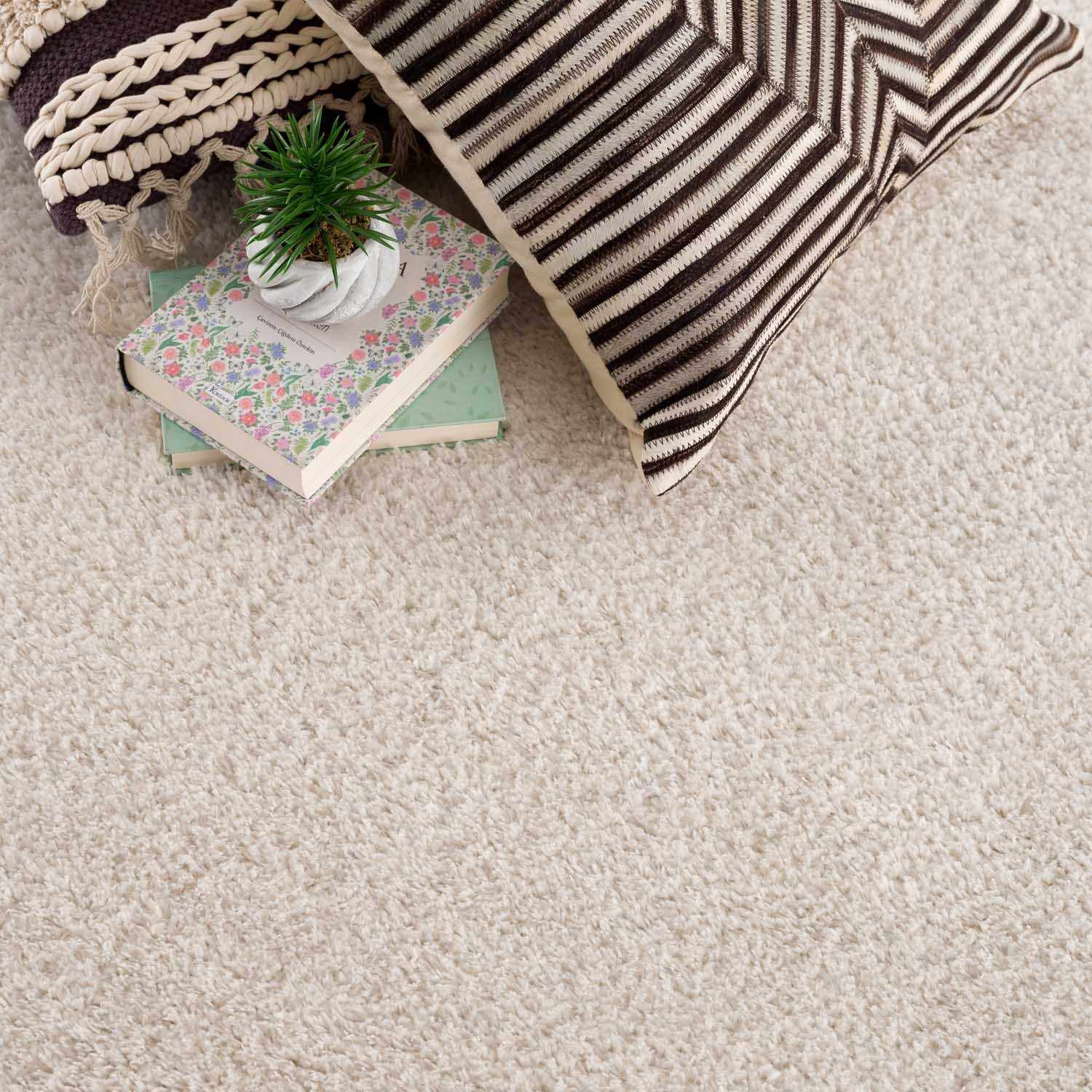 Alfombra de felpa sólida color beige celestial