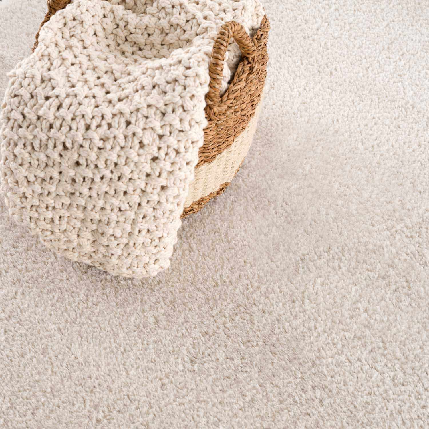 Alfombra de felpa sólida color beige celestial