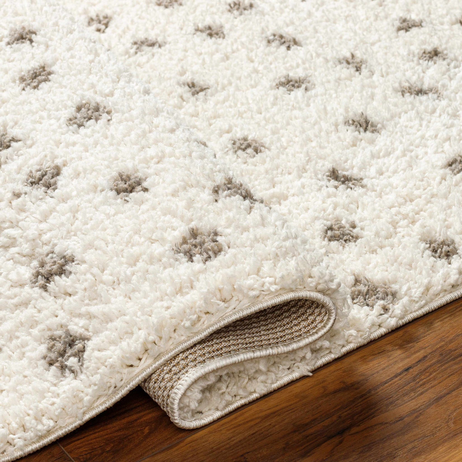 Alfombra de felpa con lunares color crema y gris de Chaia