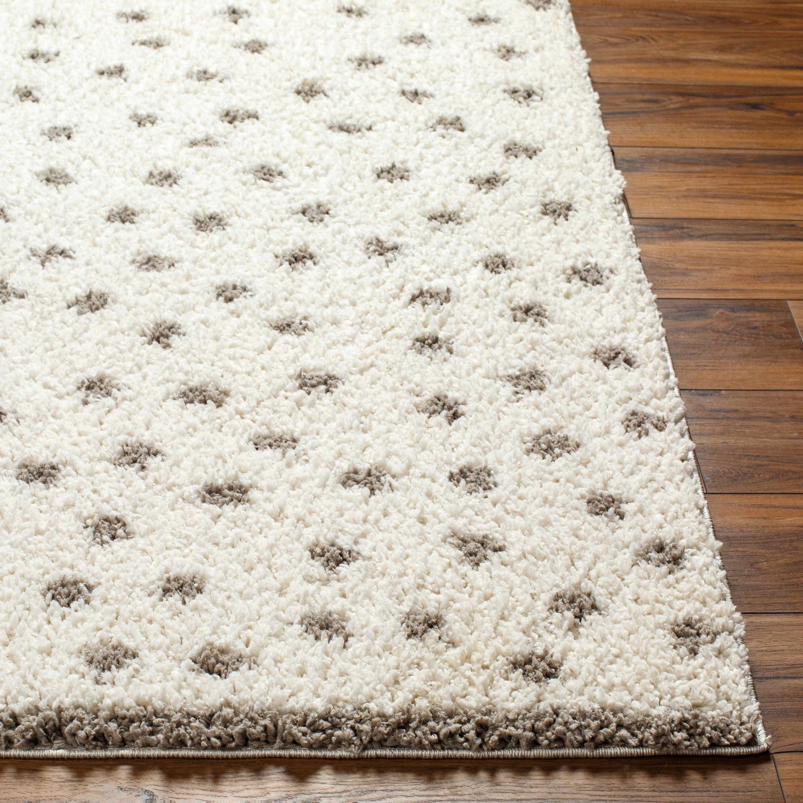 Alfombra de felpa con lunares color crema y gris de Chaia