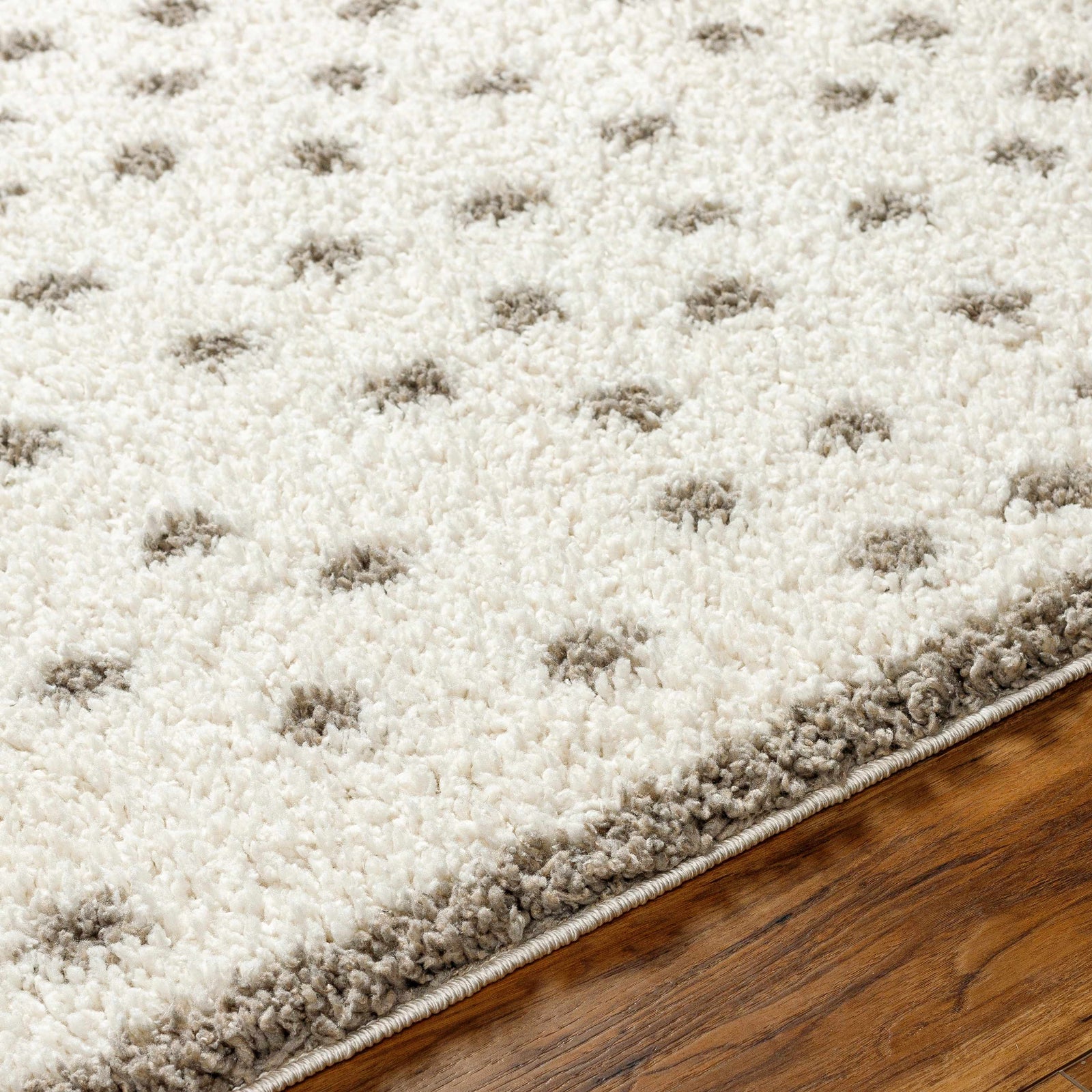 Alfombra de felpa con lunares color crema y gris de Chaia