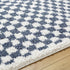 Alfombra de cuadros blancos y azules de Kieu