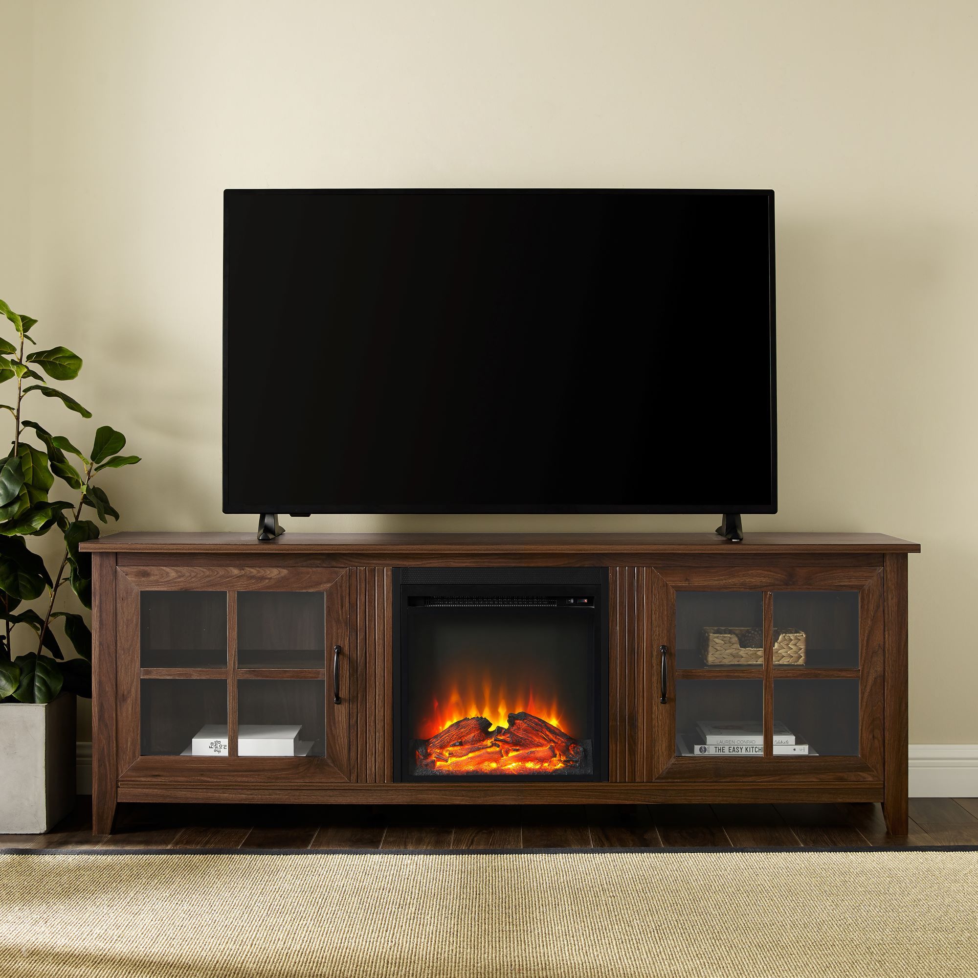 Consola de chimenea sencilla con puertas de cristal