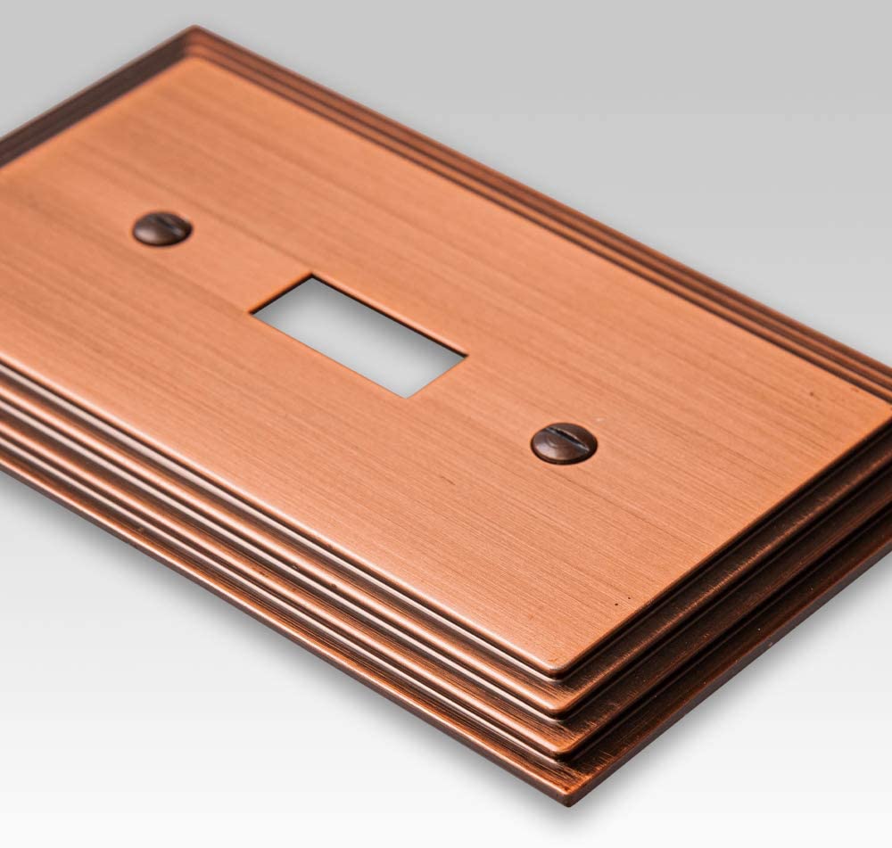 Placa de pared con conector de cable de cobre fundido antiguo Steps