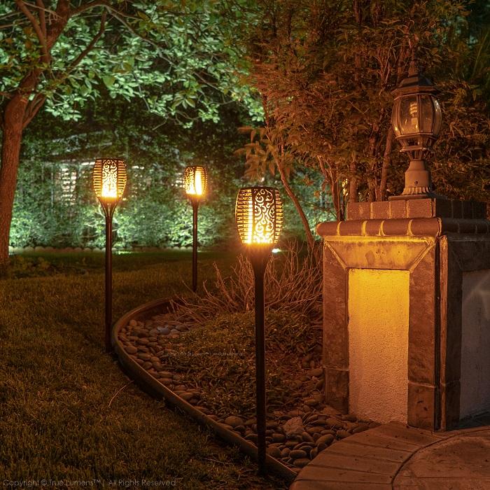 SolaFlame® | Luz solar exterior con llama parpadeante de 96 LED | Atardecer a amanecer | Paquete de 2 