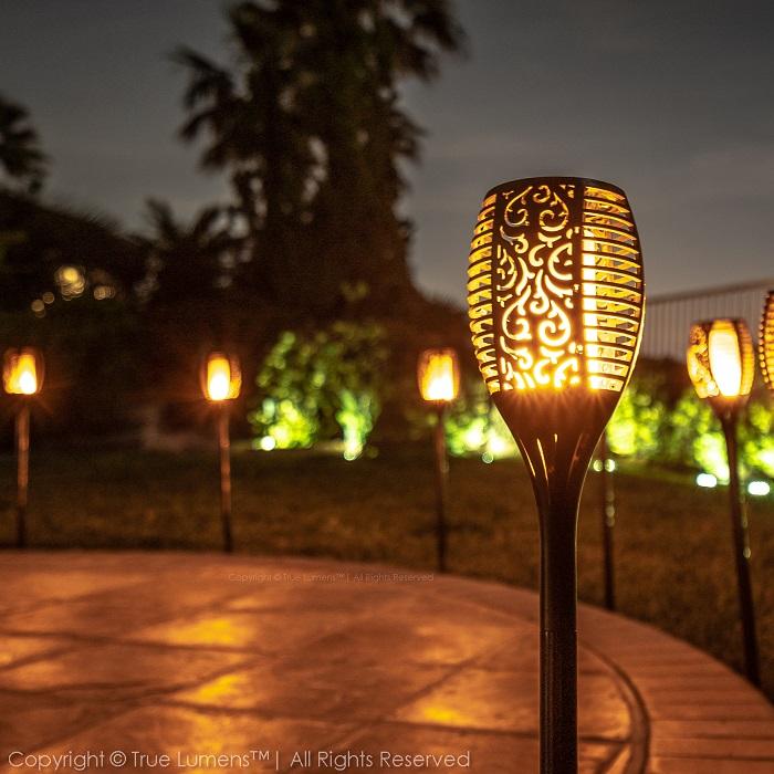 SolaFlame® | Luz solar exterior con llama parpadeante de 96 LED | Atardecer a amanecer | Paquete de 2 