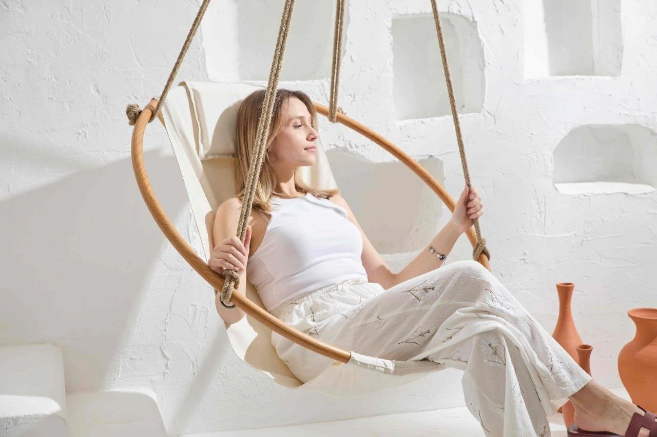 Silla colgante redonda de sarga natural con estructura de teca