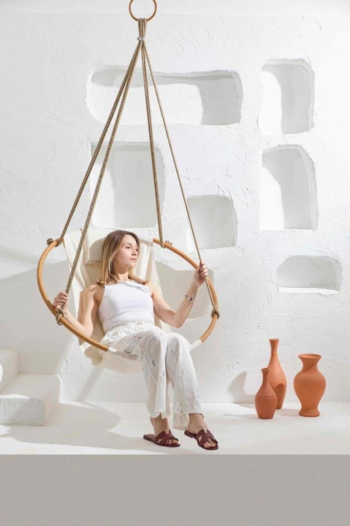 Silla colgante redonda de sarga natural con estructura de teca