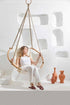Silla colgante redonda de sarga natural con estructura de teca