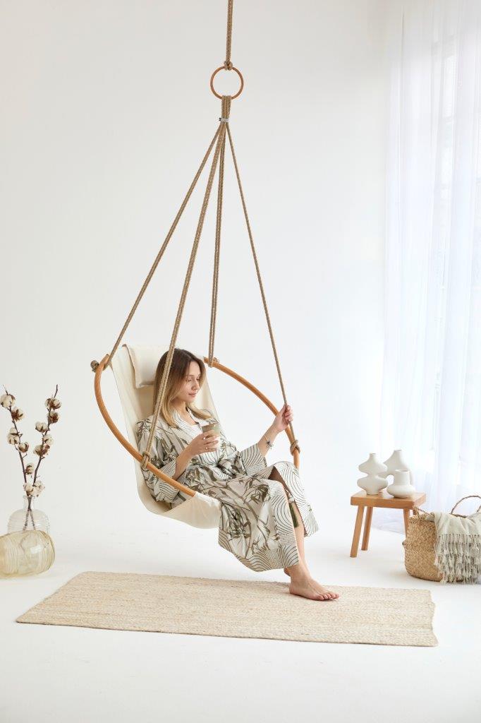 Silla colgante redonda de sarga natural con estructura de teca