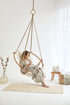 Silla colgante redonda de sarga natural con estructura de teca
