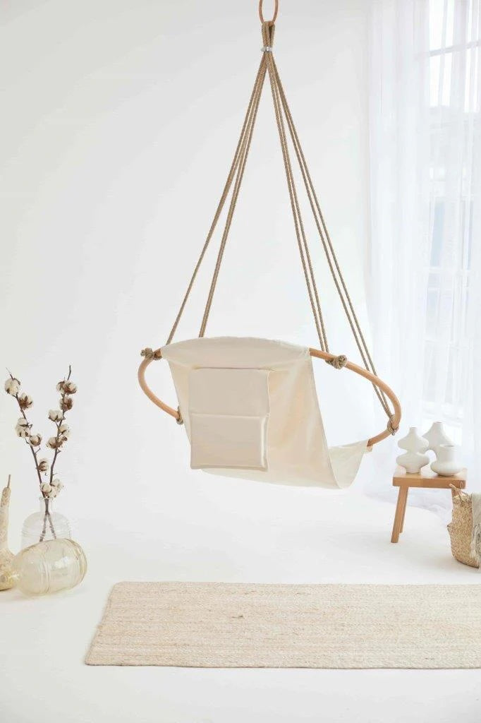 Silla colgante redonda de sarga natural con estructura de teca