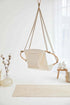 Silla colgante redonda de sarga natural con estructura de teca