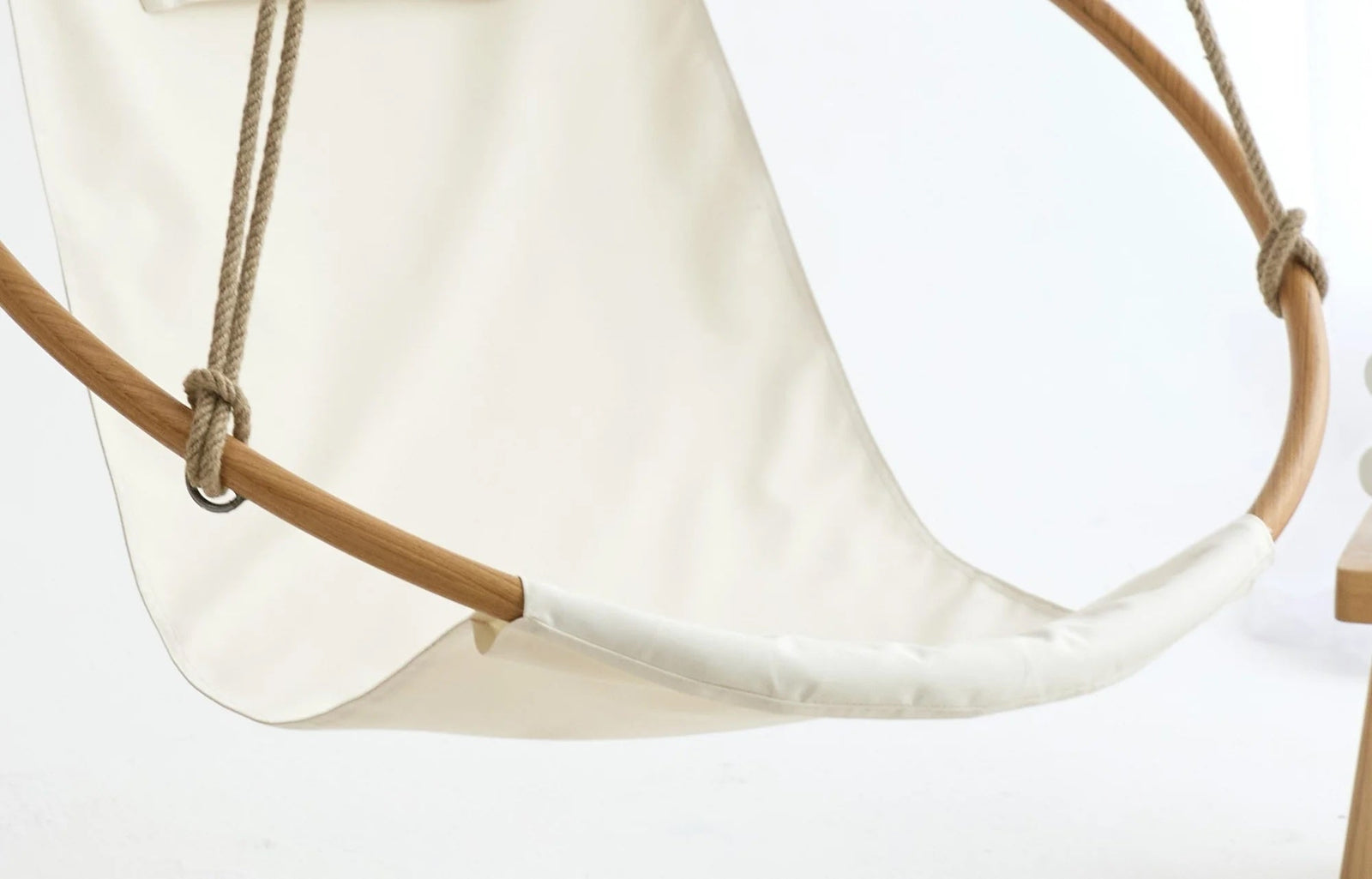 Silla colgante redonda de sarga natural con estructura de teca