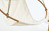 Silla colgante redonda de sarga natural con estructura de teca