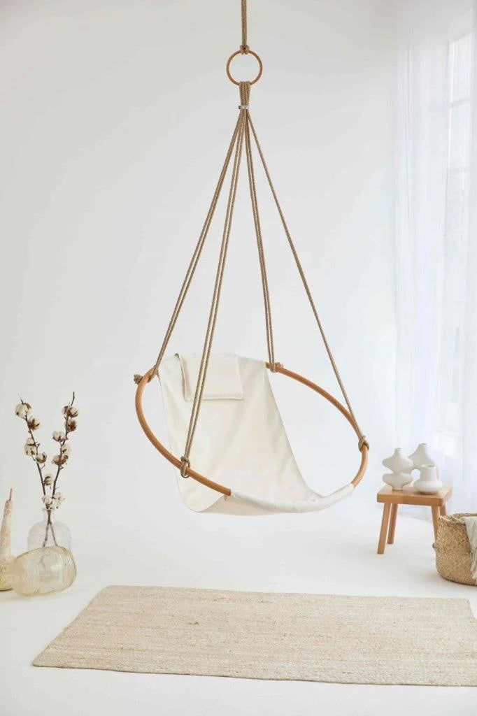 Silla colgante redonda de sarga natural con estructura de teca