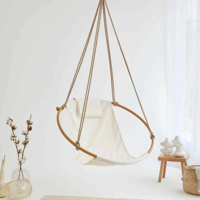 Silla colgante redonda de sarga natural con estructura de teca