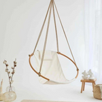 Silla colgante redonda de sarga natural con estructura de teca