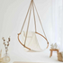 Silla colgante redonda de sarga natural con estructura de teca