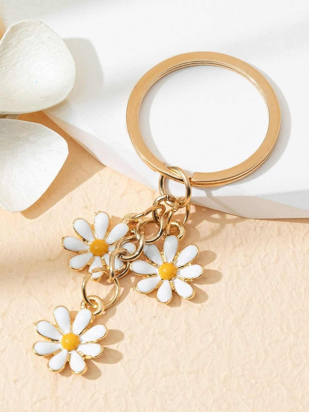 Dainty White Daisy Keychain Decor
