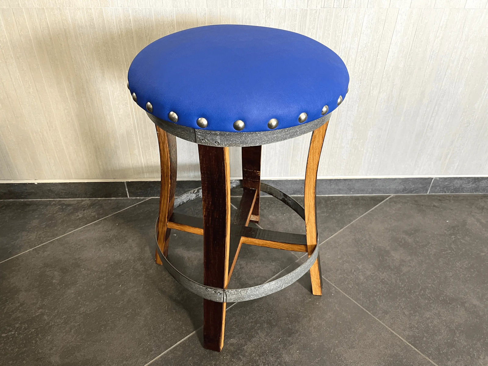 Mesa de bar de roble para whisky, vino y bistró, con reposapiés y taburetes, ideal para el hogar, la cueva del hombre, el bistró de whisky y el bistró de vinos, con bar de barril y tapa de cristal.
