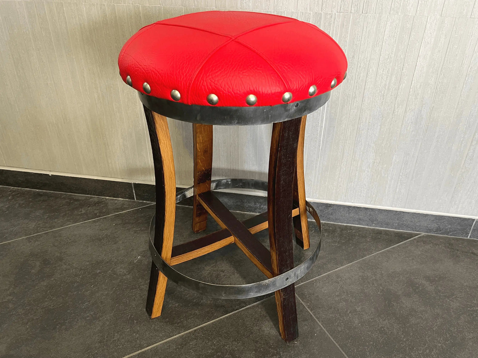 Mesa de bar de roble para whisky, vino y bistró, con reposapiés y taburetes, ideal para el hogar, la cueva del hombre, el bistró de whisky y el bistró de vinos, con bar de barril y tapa de cristal.