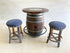 Mesa de bar de roble para whisky, vino y bistró, con reposapiés y taburetes, ideal para el hogar, la cueva del hombre, el bistró de whisky y el bistró de vinos, con bar de barril y tapa de cristal.