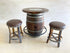 Mesa de bar de roble para whisky, vino y bistró, con reposapiés y taburetes, ideal para el hogar, la cueva del hombre, el bistró de whisky y el bistró de vinos, con bar de barril y tapa de cristal.