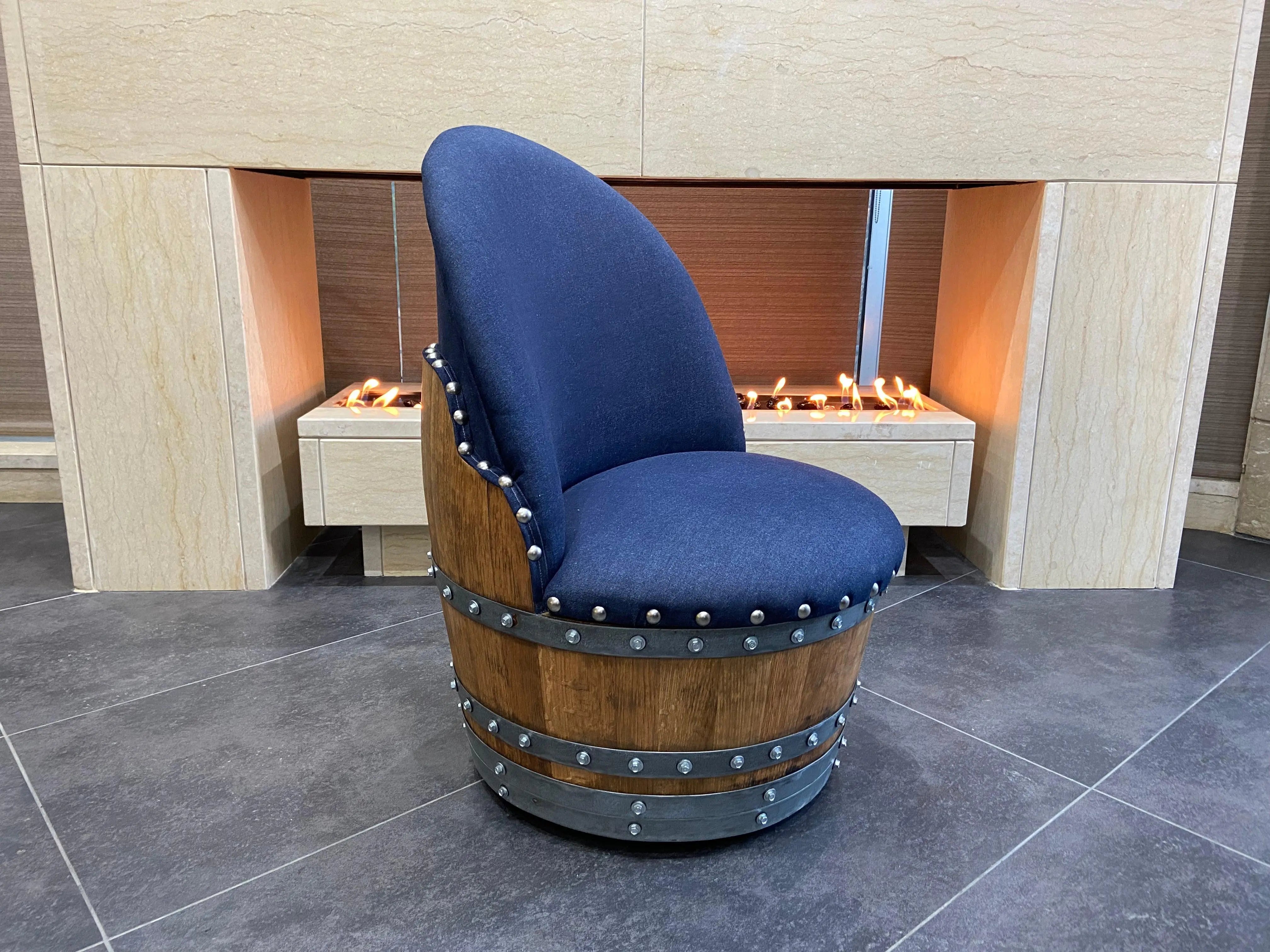 Silla de barril de roble azul marino oscuro, hecha a mano, hecha a mano con forma de barril de vino y whisky, con almacenamiento oculto, tapizada de espuma viscoelástica y ruedas móviles.