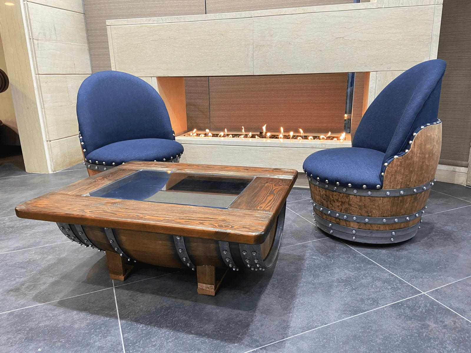 Silla de barril de roble azul marino oscuro, hecha a mano, hecha a mano con forma de barril de vino y whisky, con almacenamiento oculto, tapizada de espuma viscoelástica y ruedas móviles.