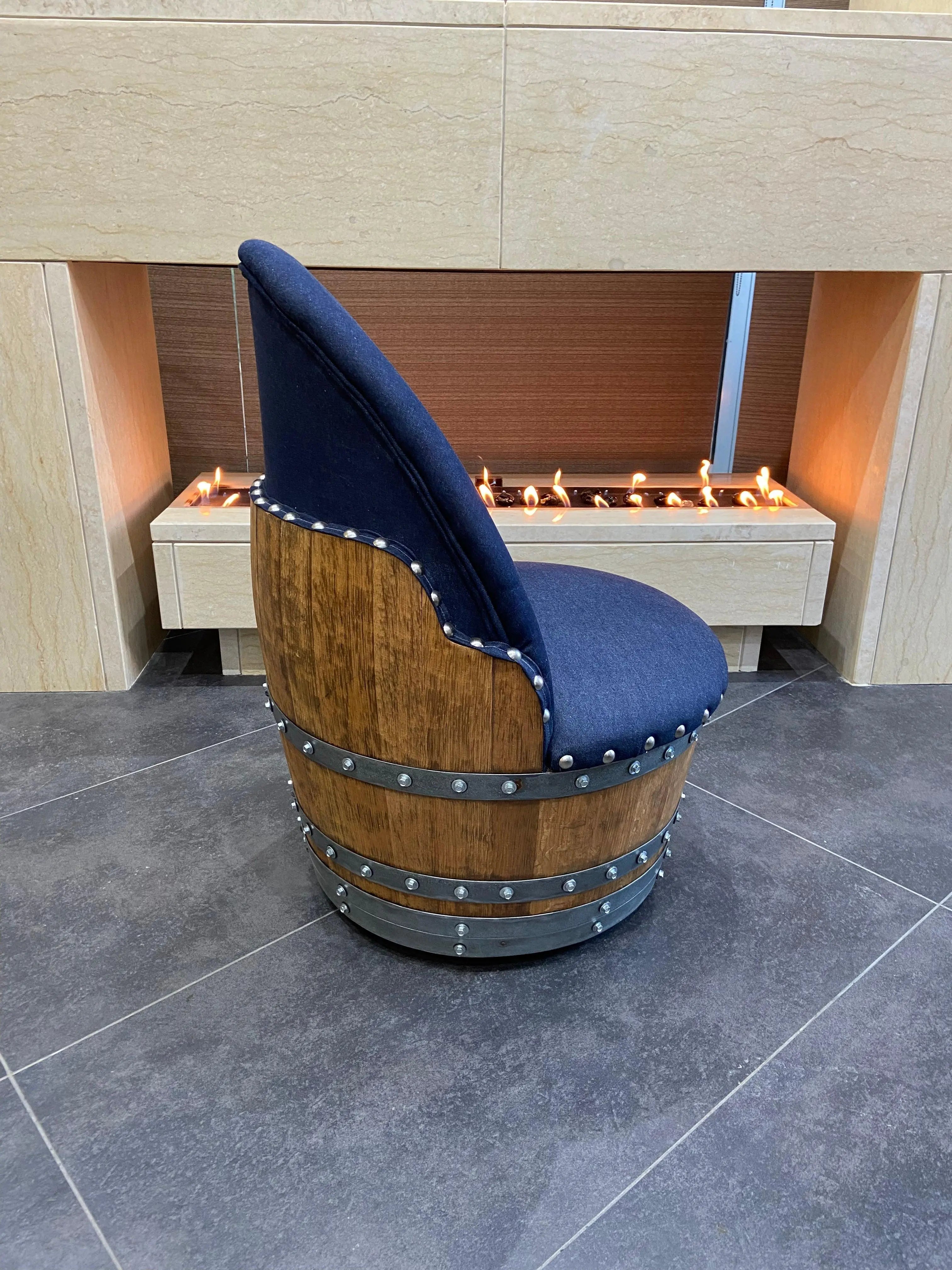 Silla de barril de roble azul marino oscuro, hecha a mano, hecha a mano con forma de barril de vino y whisky, con almacenamiento oculto, tapizada de espuma viscoelástica y ruedas móviles.