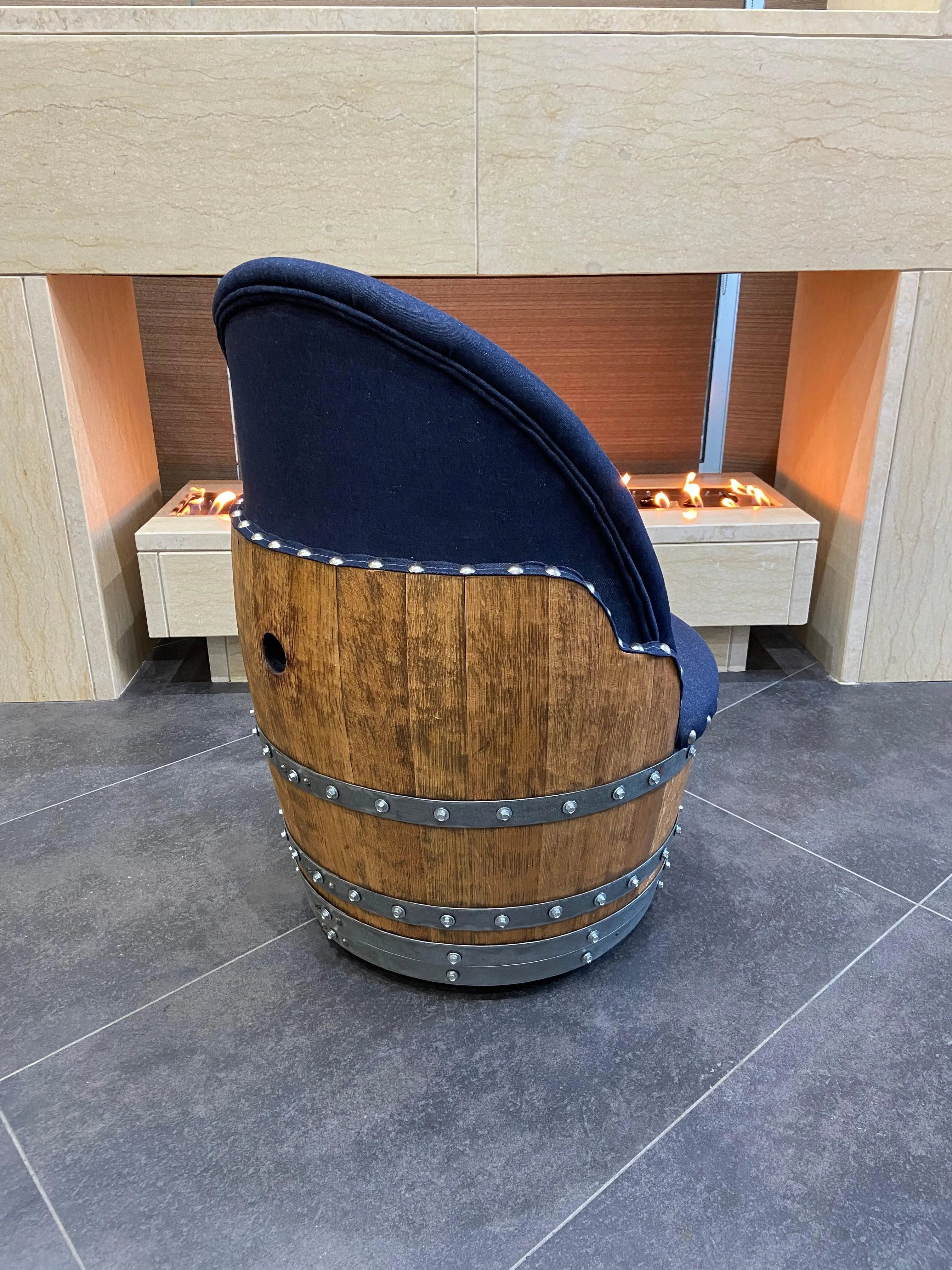 Silla de barril de roble azul marino oscuro, hecha a mano, hecha a mano con forma de barril de vino y whisky, con almacenamiento oculto, tapizada de espuma viscoelástica y ruedas móviles.