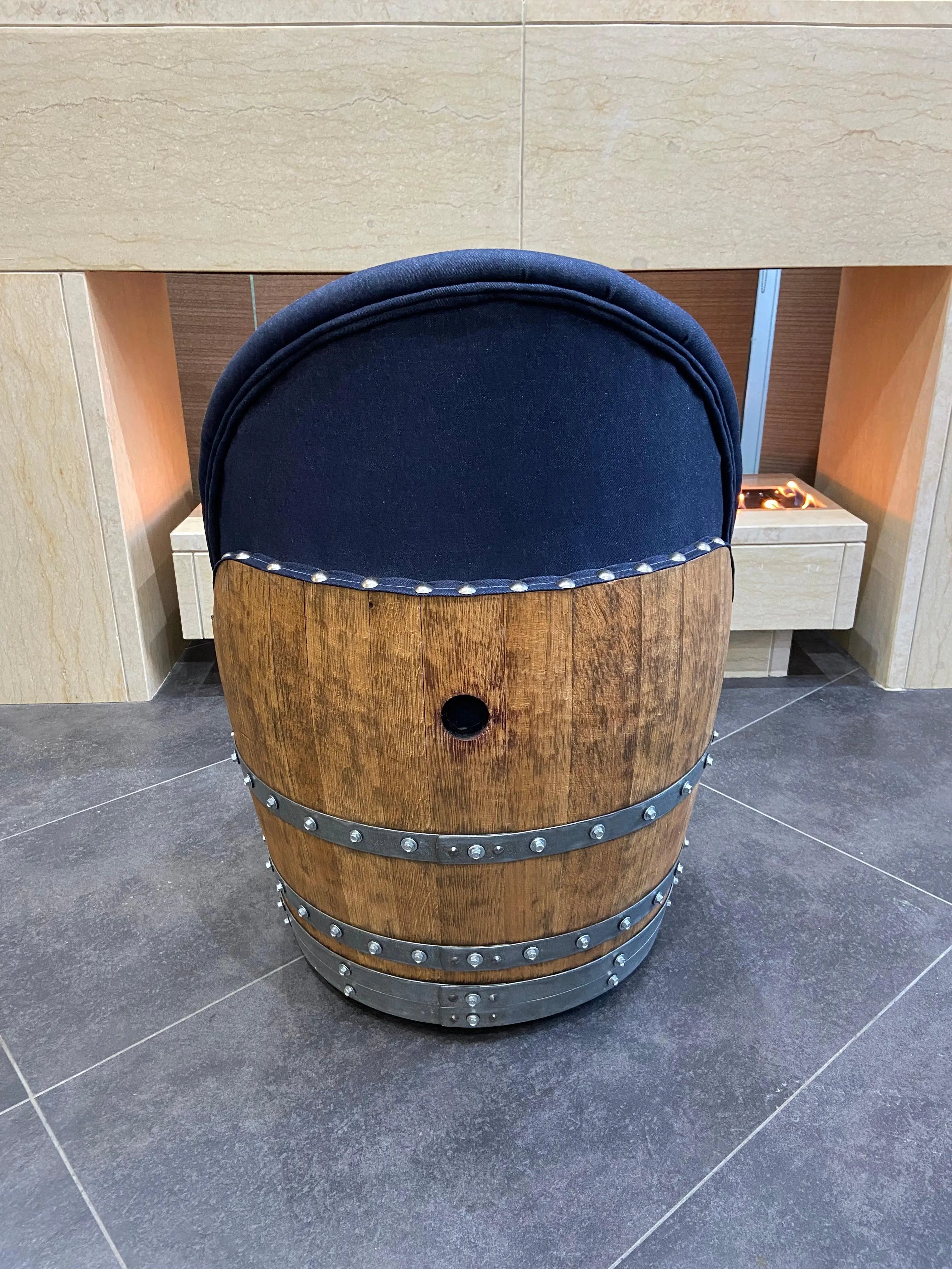 Silla de barril de roble azul marino oscuro, hecha a mano, hecha a mano con forma de barril de vino y whisky, con almacenamiento oculto, tapizada de espuma viscoelástica y ruedas móviles.