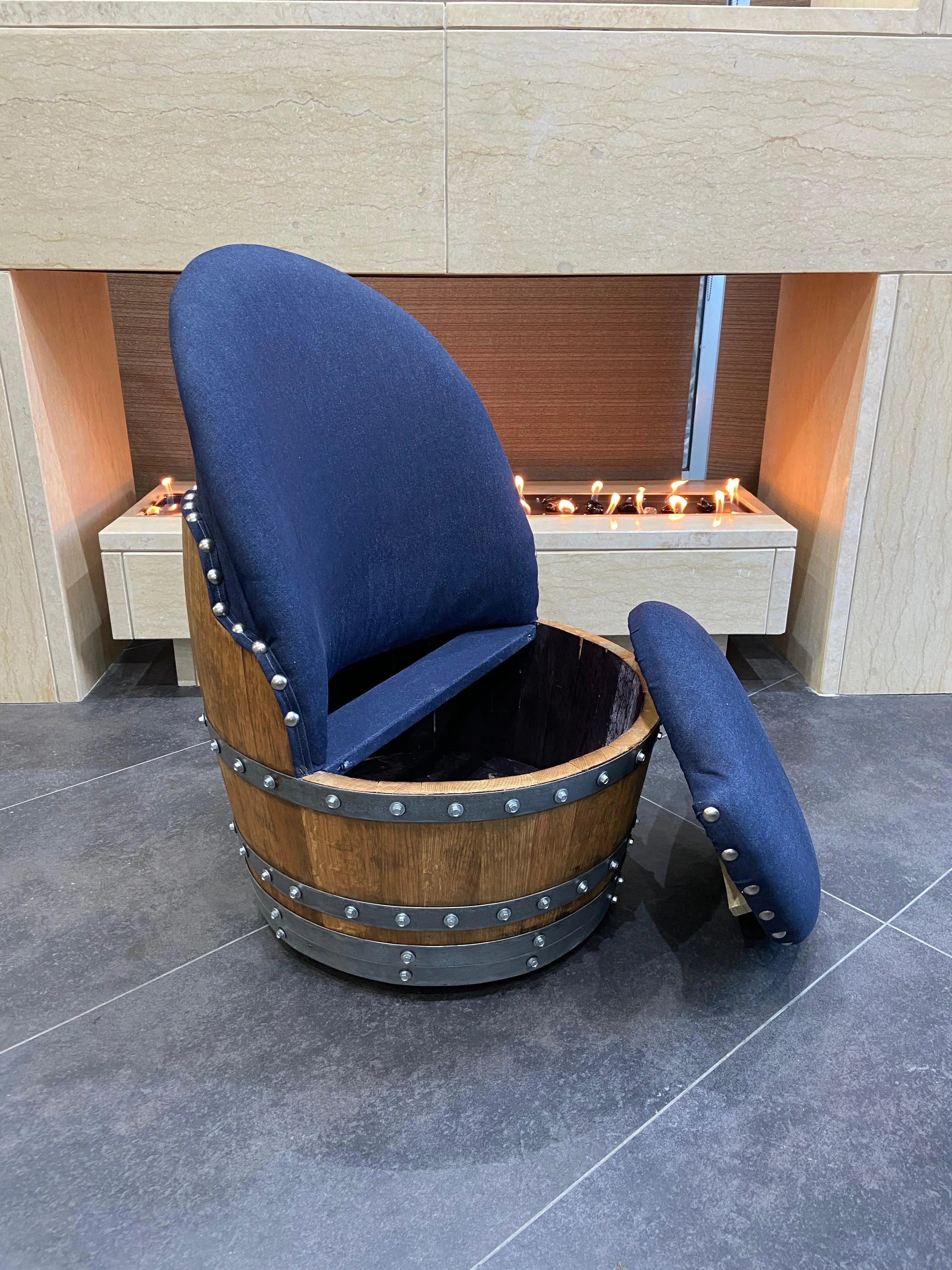 Silla de barril de roble azul marino oscuro, hecha a mano, hecha a mano con forma de barril de vino y whisky, con almacenamiento oculto, tapizada de espuma viscoelástica y ruedas móviles.