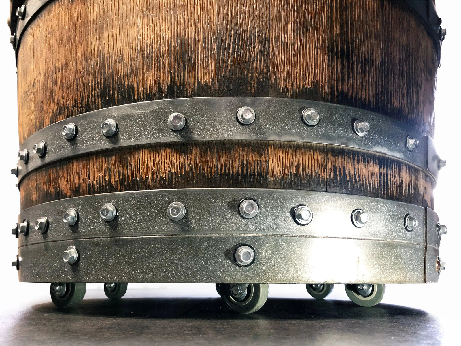 Silla de barril de roble azul marino oscuro, hecha a mano, hecha a mano con forma de barril de vino y whisky, con almacenamiento oculto, tapizada de espuma viscoelástica y ruedas móviles.
