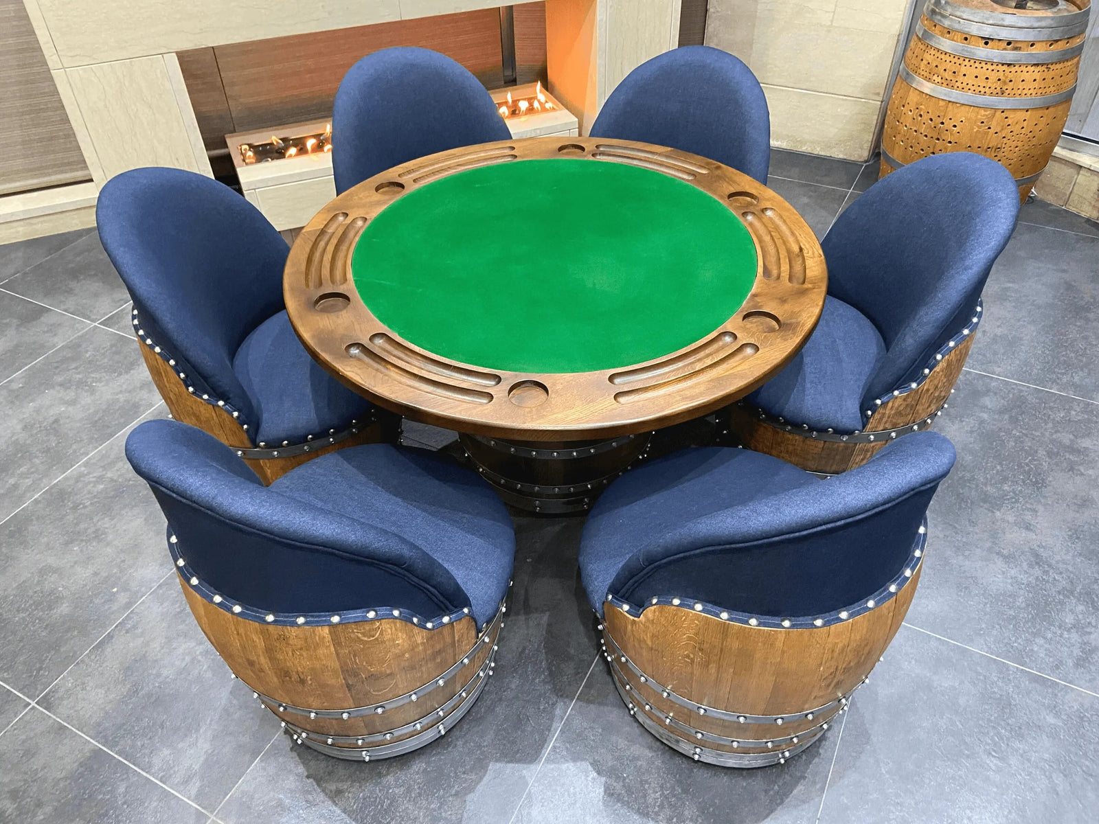 Silla de barril de roble azul marino oscuro, hecha a mano, hecha a mano con forma de barril de vino y whisky, con almacenamiento oculto, tapizada de espuma viscoelástica y ruedas móviles.