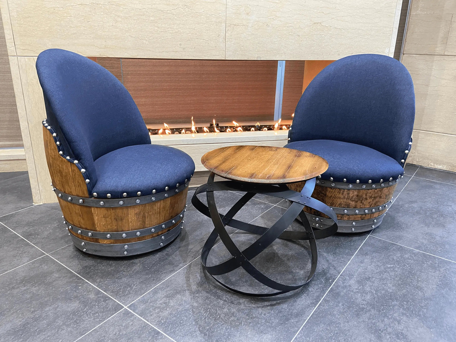 Silla de barril de roble azul marino oscuro, hecha a mano, hecha a mano con forma de barril de vino y whisky, con almacenamiento oculto, tapizada de espuma viscoelástica y ruedas móviles.
