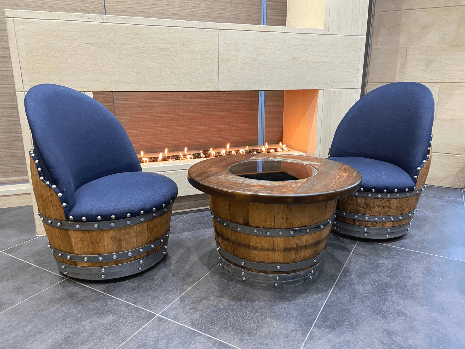 Silla de barril de roble azul marino oscuro, hecha a mano, hecha a mano con forma de barril de vino y whisky, con almacenamiento oculto, tapizada de espuma viscoelástica y ruedas móviles.