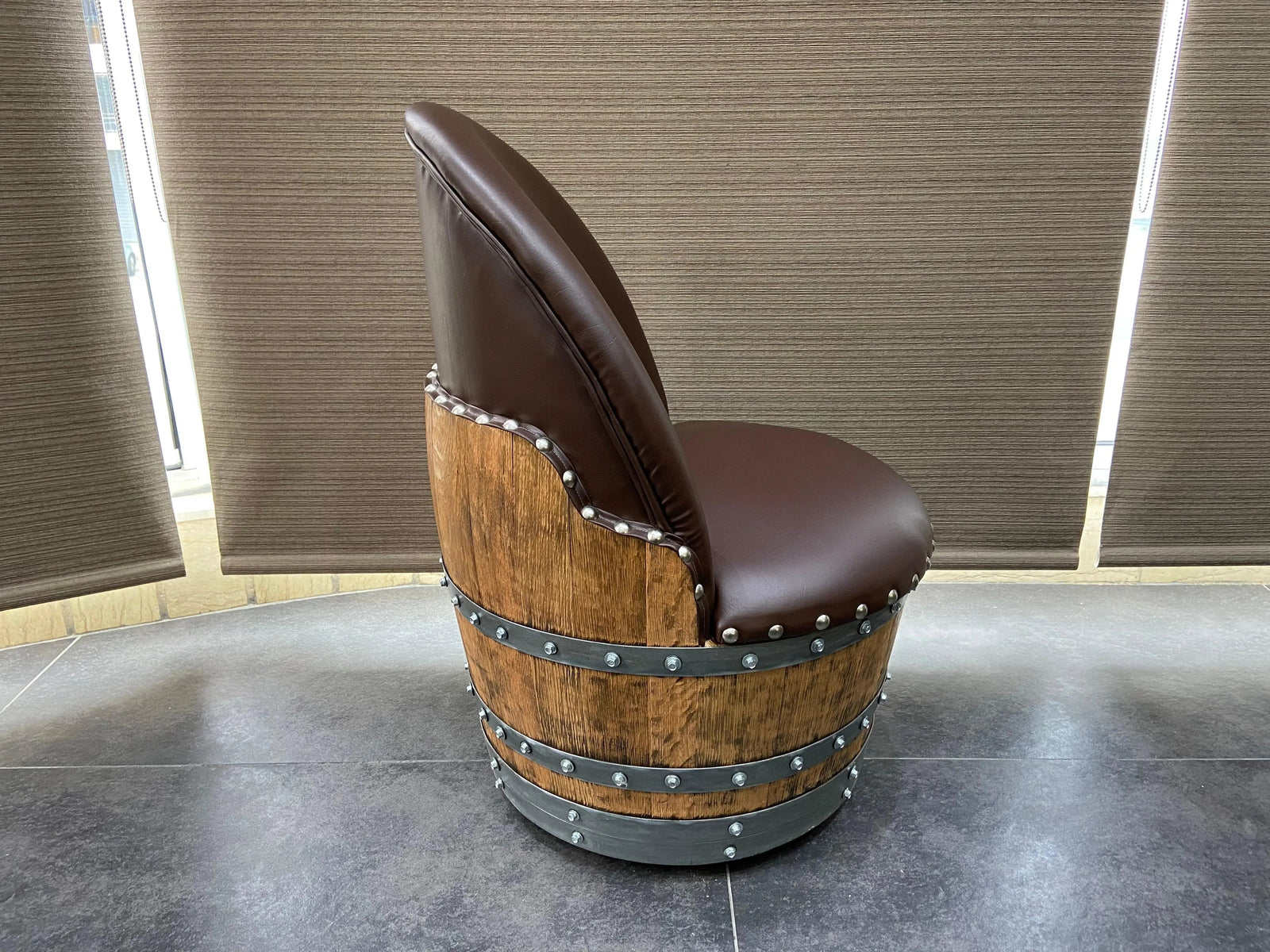 Silla de barril de roble marrón, hecha a mano, hecha de barril de vino y whisky, con almacenamiento oculto, tapizada de espuma viscoelástica y ruedas móviles.