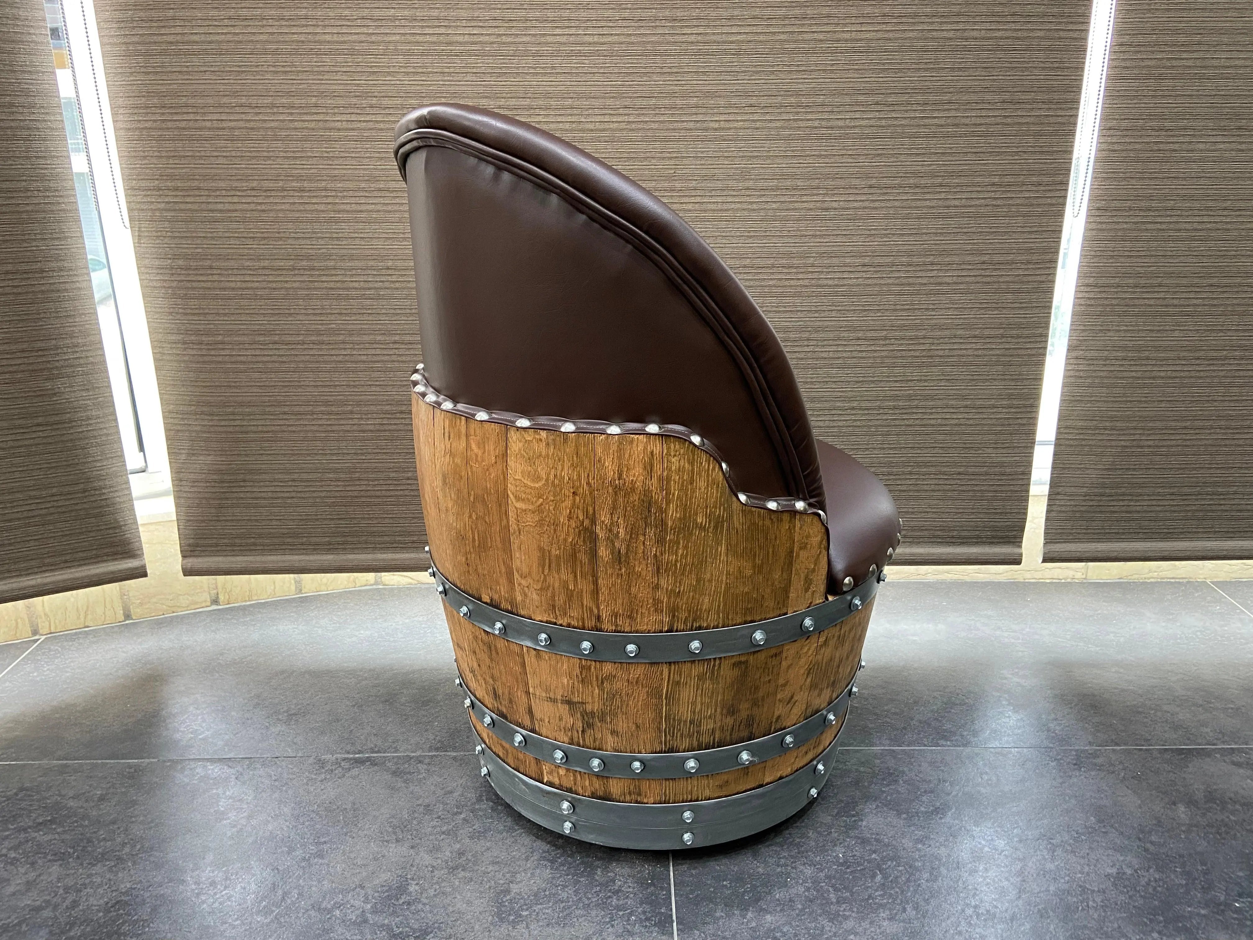 Silla de barril de roble marrón, hecha a mano, hecha de barril de vino y whisky, con almacenamiento oculto, tapizada de espuma viscoelástica y ruedas móviles.