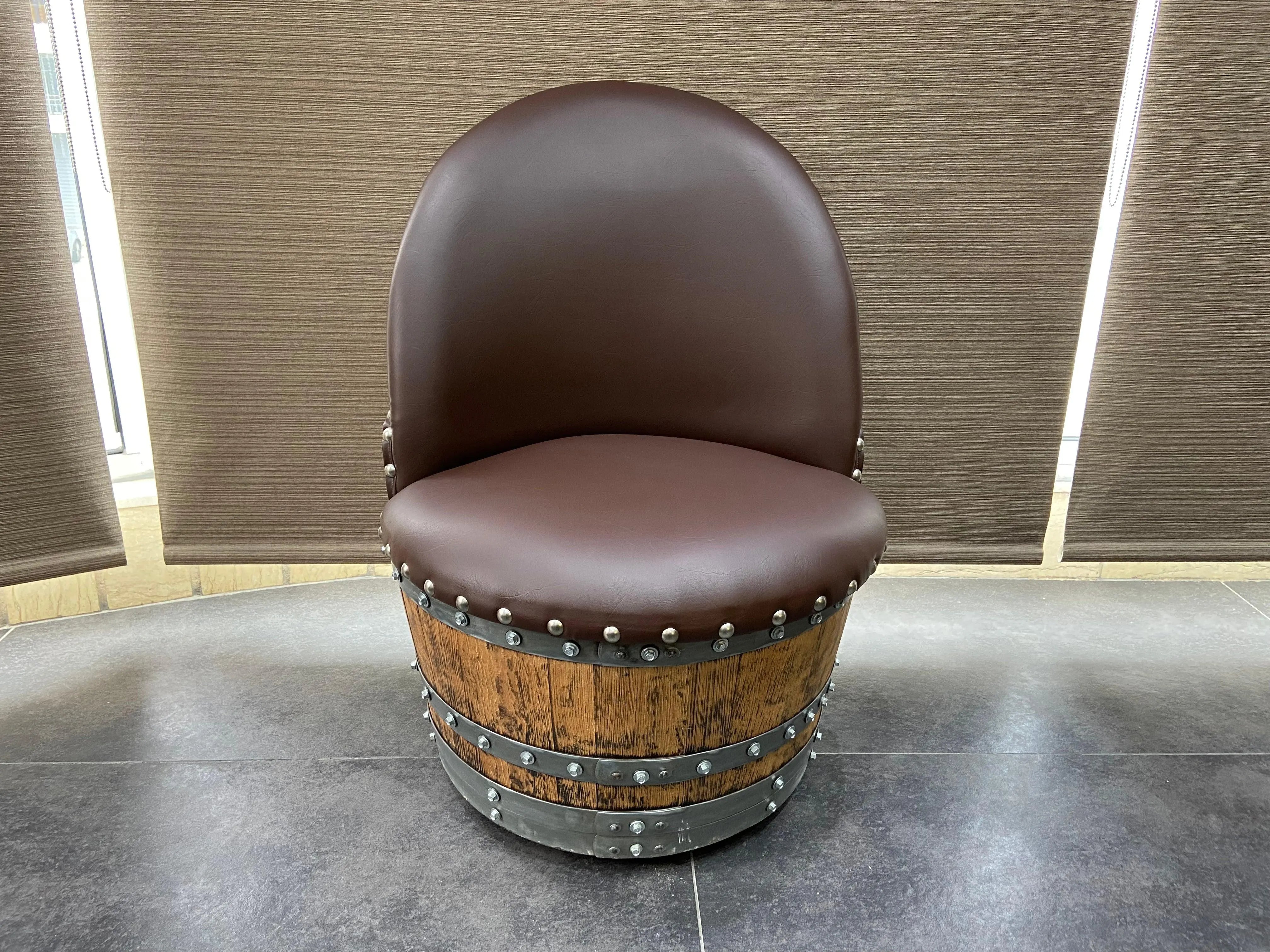 Silla de barril de roble marrón, hecha a mano, hecha de barril de vino y whisky, con almacenamiento oculto, tapizada de espuma viscoelástica y ruedas móviles.
