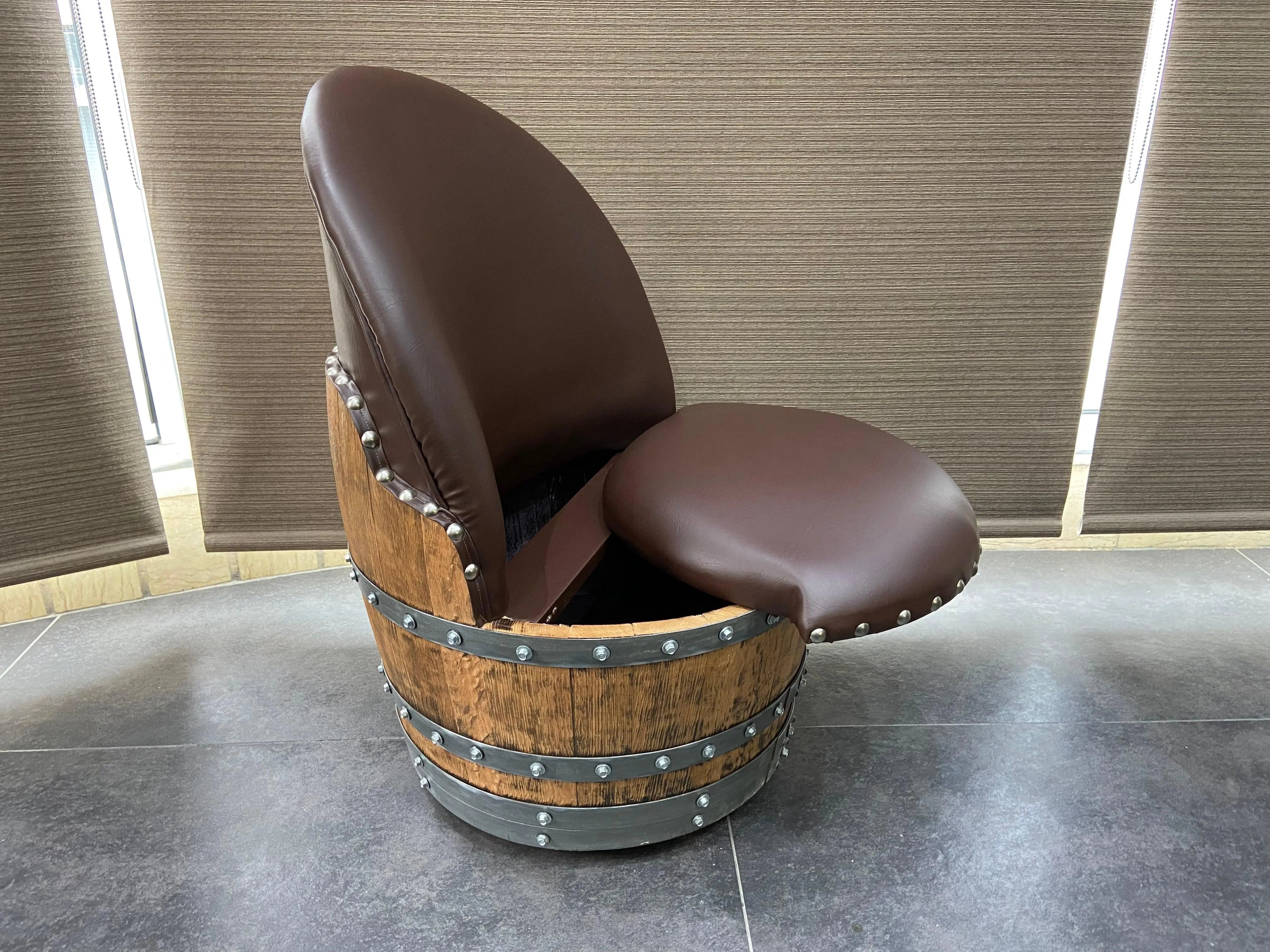 Silla de barril de roble marrón, hecha a mano, hecha de barril de vino y whisky, con almacenamiento oculto, tapizada de espuma viscoelástica y ruedas móviles.