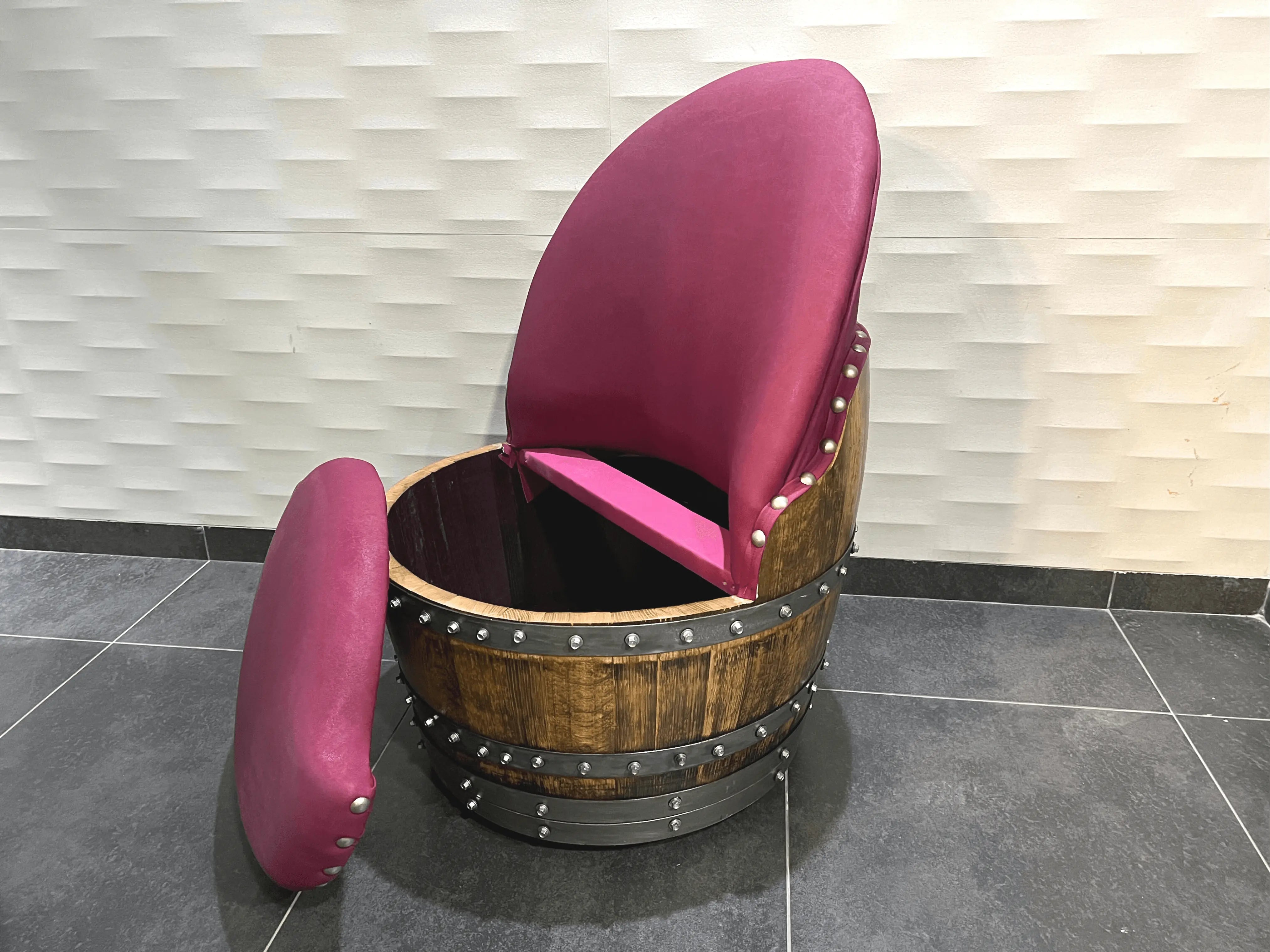 Silla de barril de roble color borgoña y baya, hecha a mano, hecha de barril de vino y whisky, con almacenamiento oculto, tapizado de espuma viscoelástica y ruedas móviles.