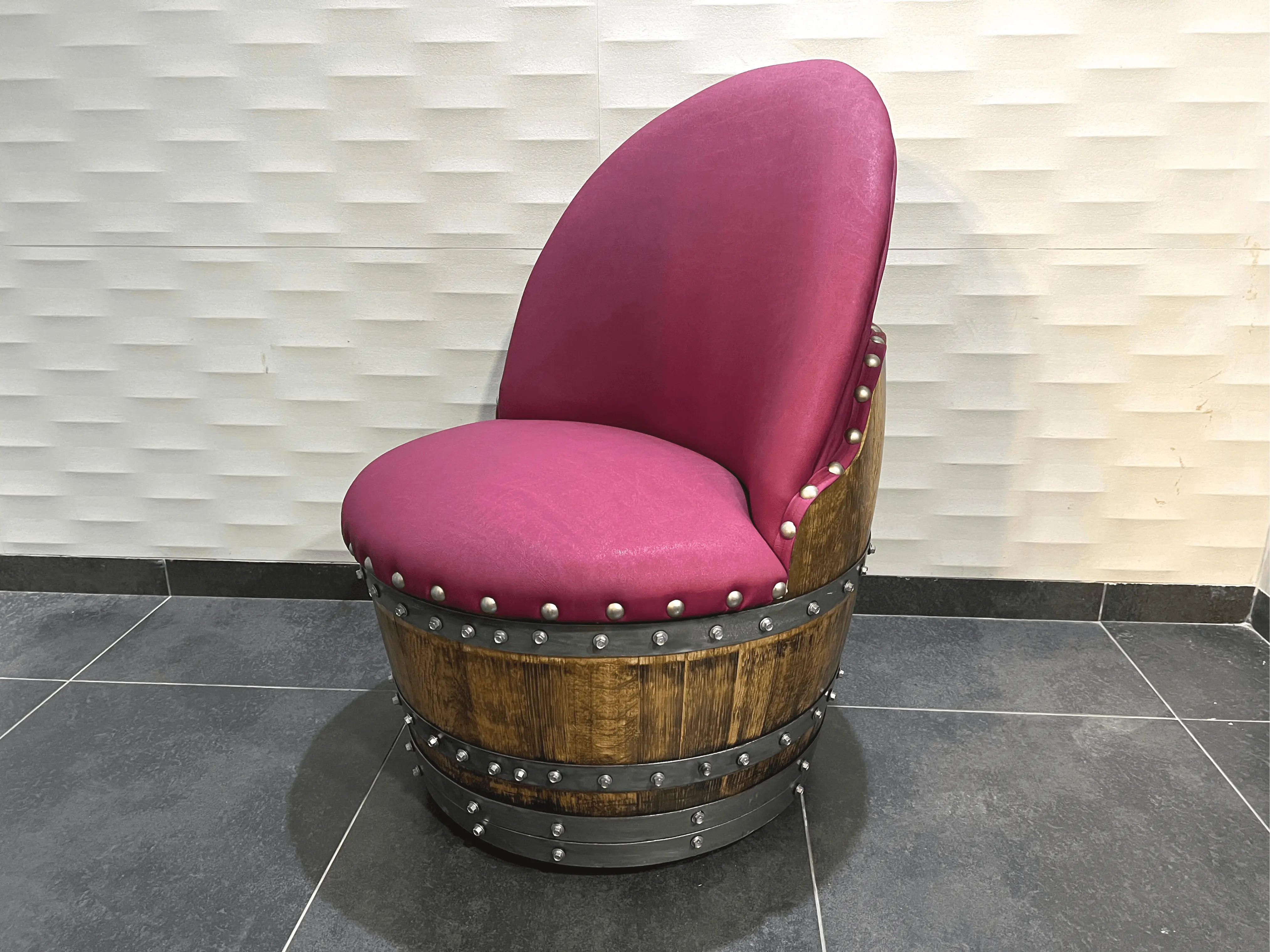 Silla de barril de roble color borgoña y baya, hecha a mano, hecha de barril de vino y whisky, con almacenamiento oculto, tapizado de espuma viscoelástica y ruedas móviles.