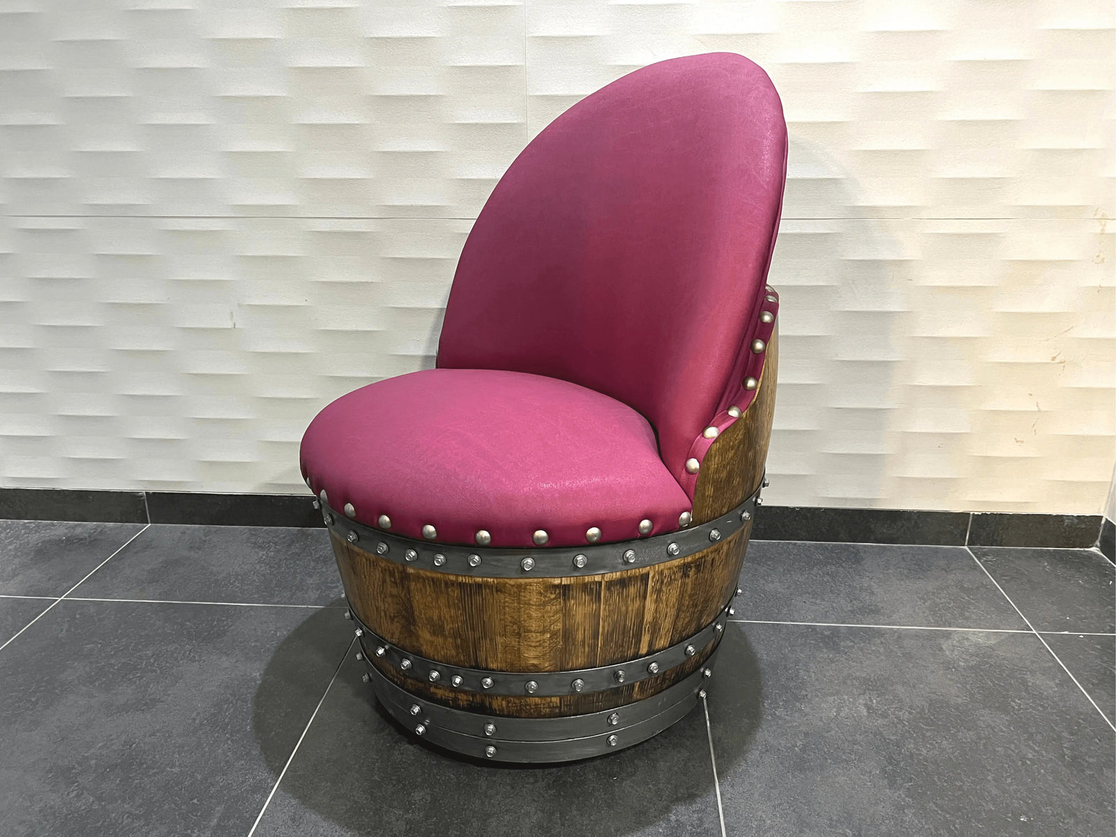 Silla de barril de roble color borgoña y baya, hecha a mano, hecha de barril de vino y whisky, con almacenamiento oculto, tapizado de espuma viscoelástica y ruedas móviles.