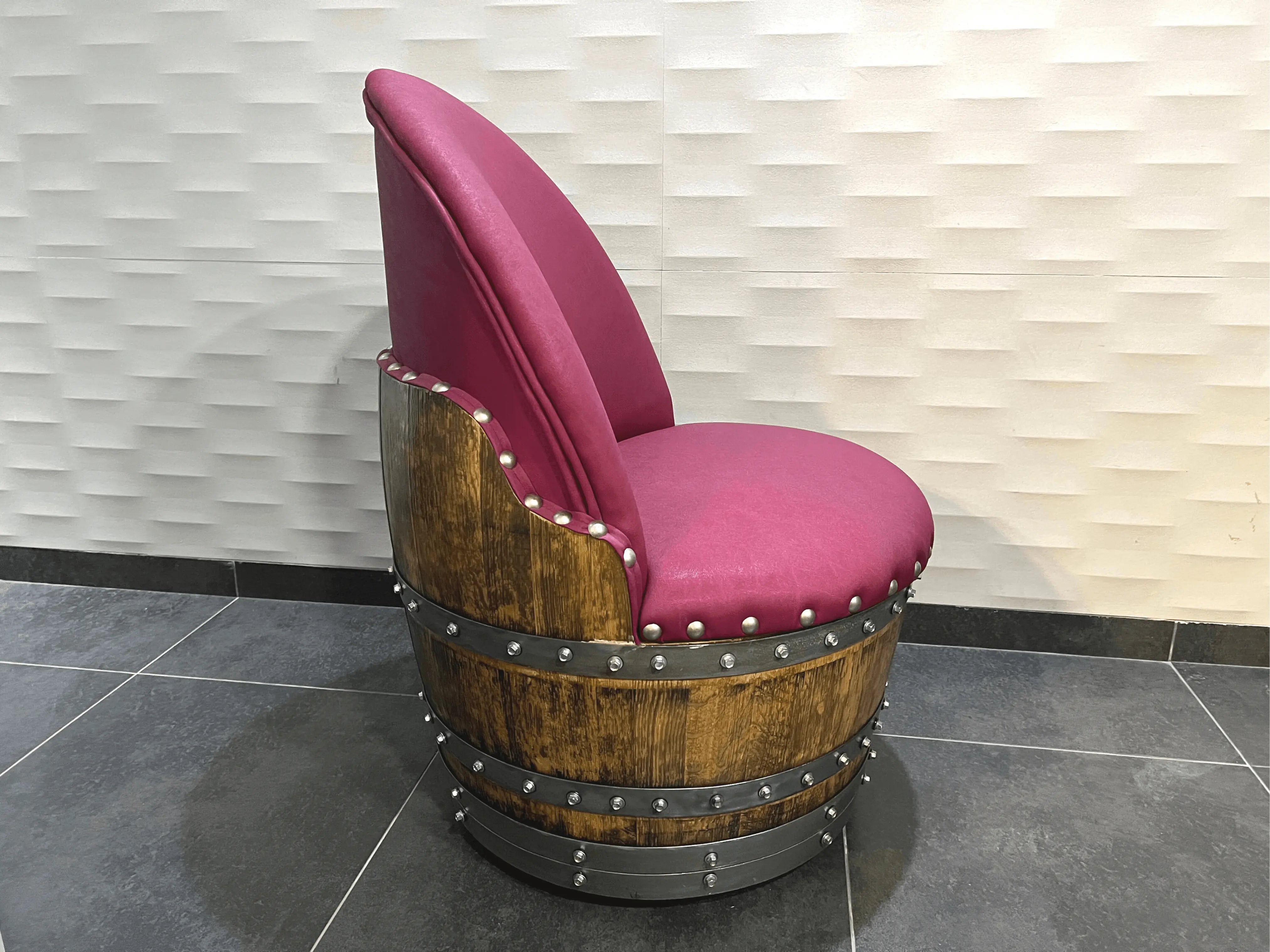 Silla de barril de roble color borgoña y baya, hecha a mano, hecha de barril de vino y whisky, con almacenamiento oculto, tapizado de espuma viscoelástica y ruedas móviles.