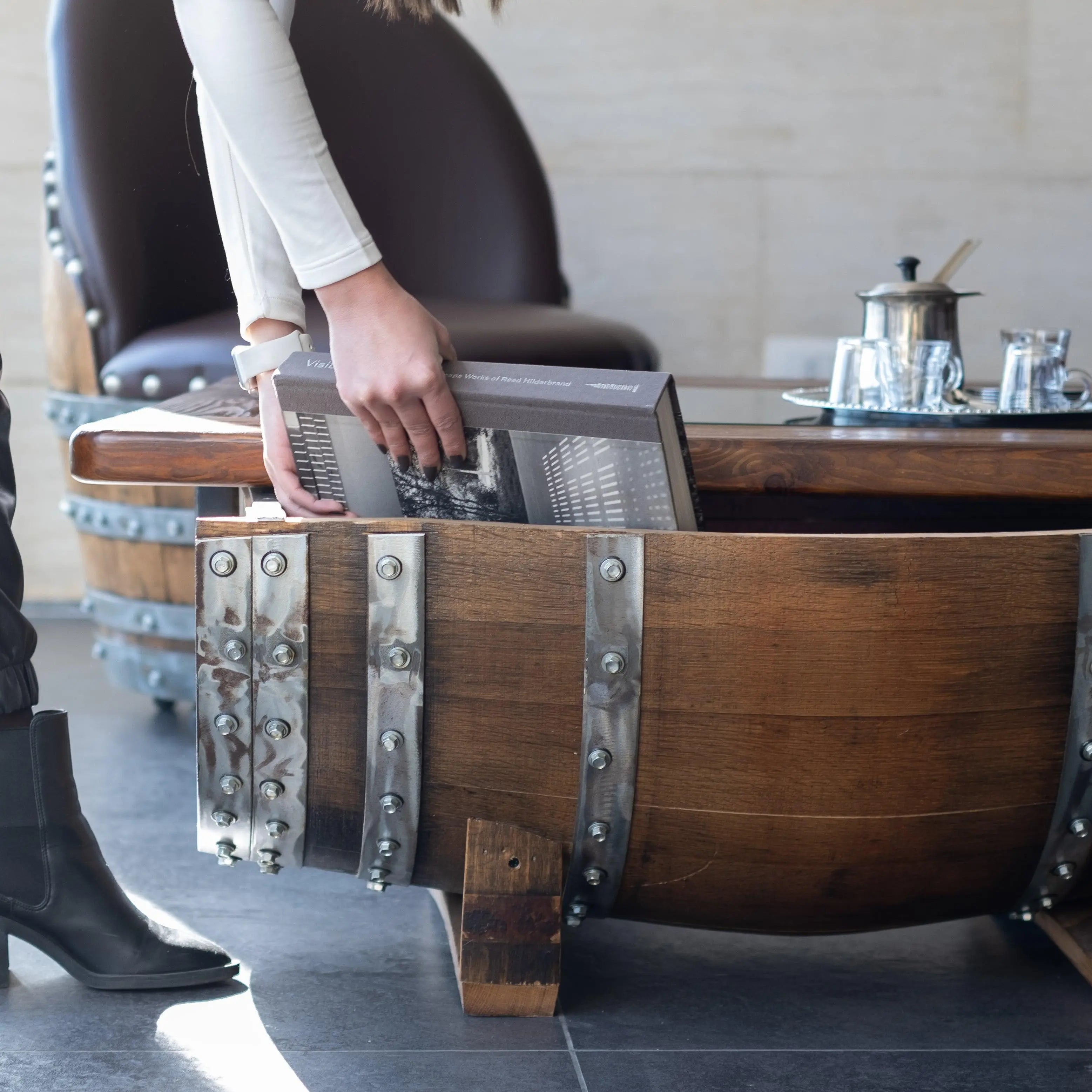 Mesa de centro de barril con tapa de cristal extraíble - Mesa de almacenamiento de barril de vino, whisky y bourbon - Muebles rústicos