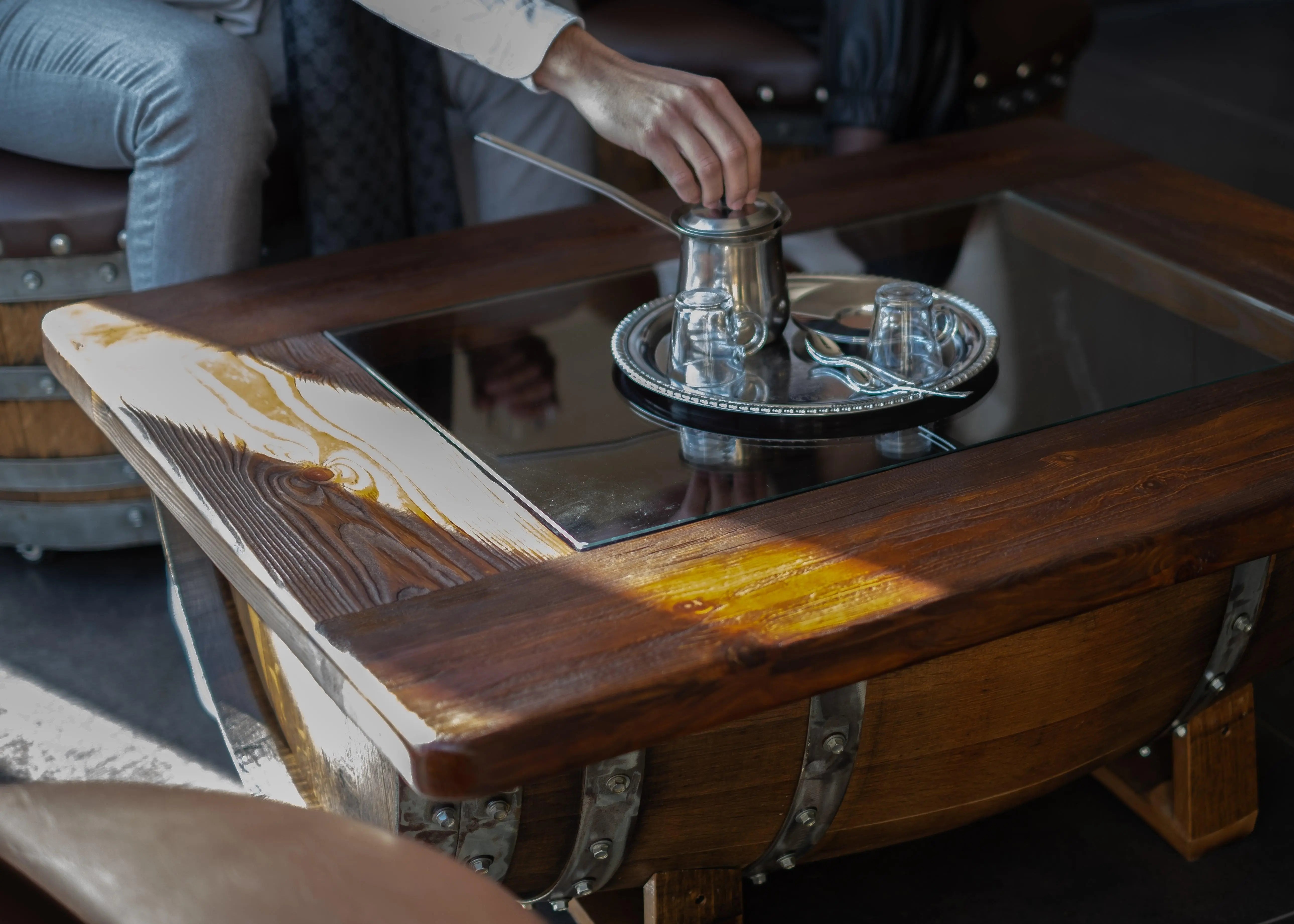 Mesa de centro de barril con tapa de cristal extraíble - Mesa de almacenamiento de barril de vino, whisky y bourbon - Muebles rústicos